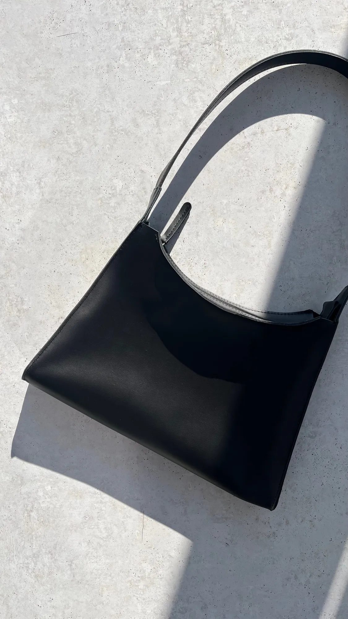 Kabelka Lora Minimal - čierna hladká