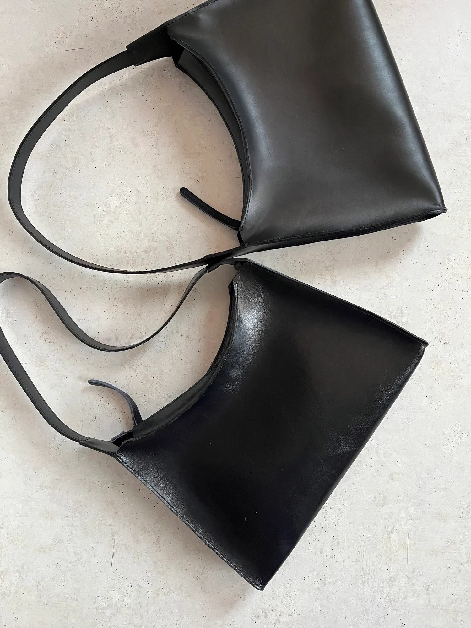 Kabelka Lora Minimal - čierna lesklá